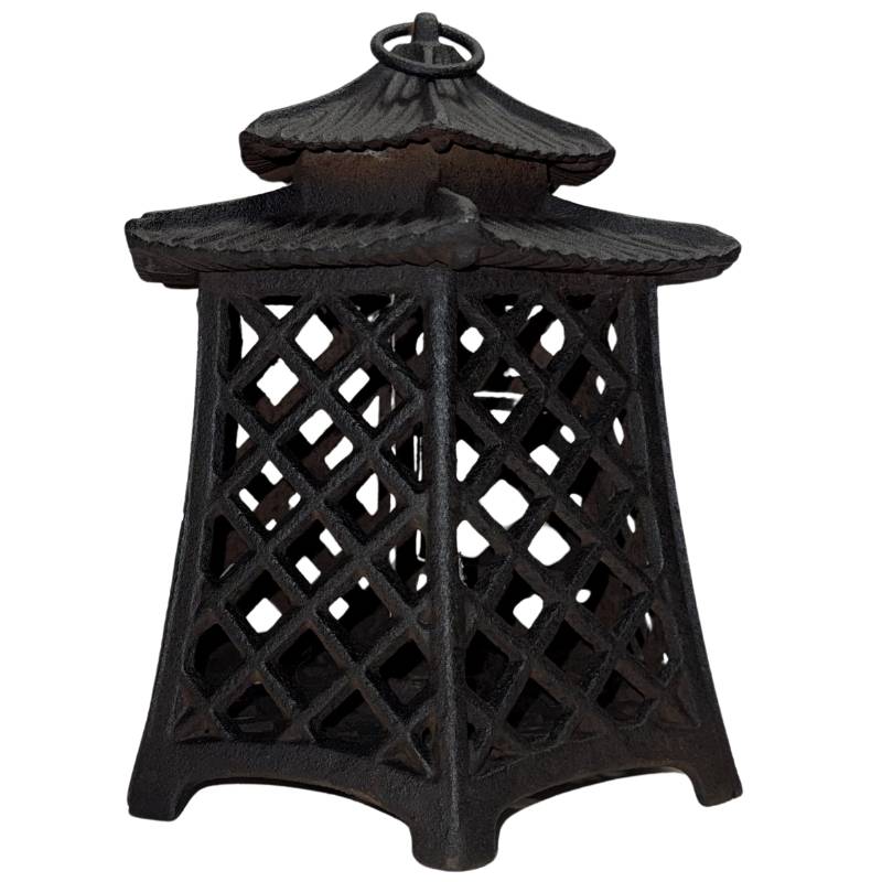 Hangende gietijzeren lantaarn voor een Japanse tuin