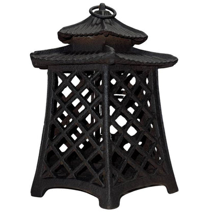 Hangende gietijzeren lantaarn voor een Japanse tuin