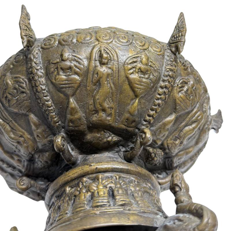 Heilig Boeddha amulet ingelegd in de bodem van een Thaise reliekhouder
