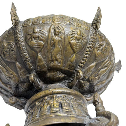 Heilig Boeddha amulet ingelegd in de bodem van een Thaise reliekhouder
