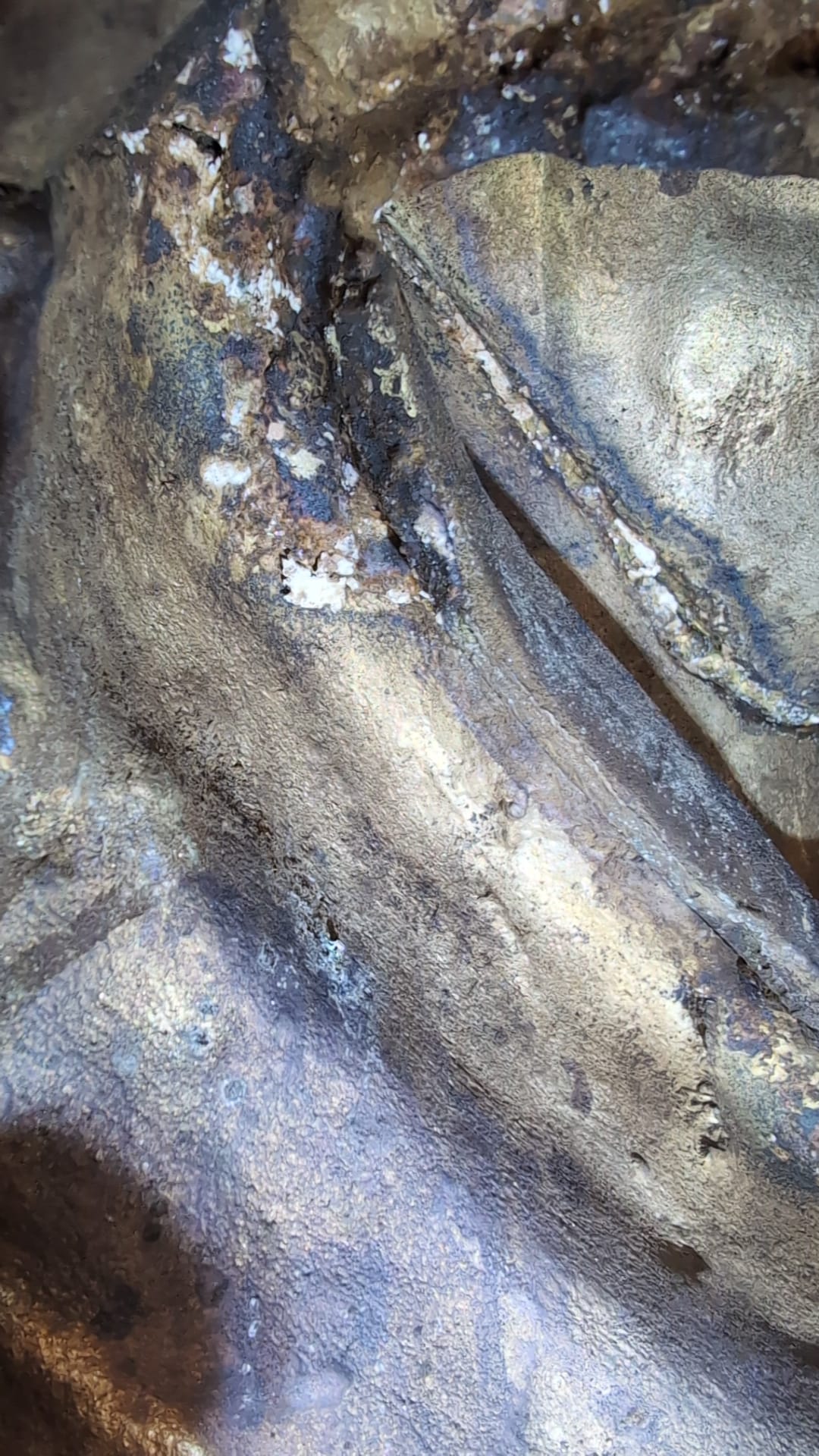 Antieke Himalaya bronzen Boeddha met diep verouderd oppervlak