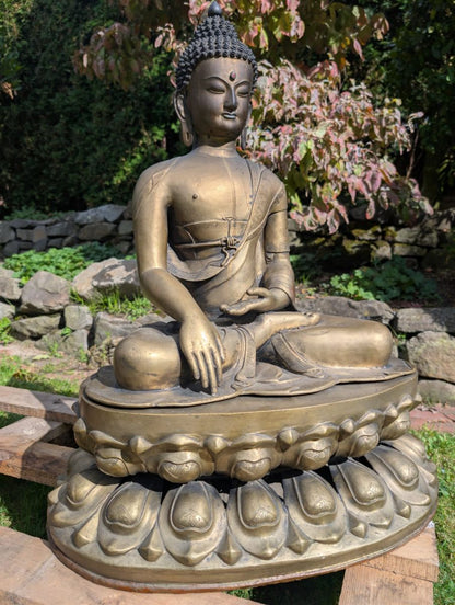 himalaya boeddha beeld van brons met complete tempelset en patina