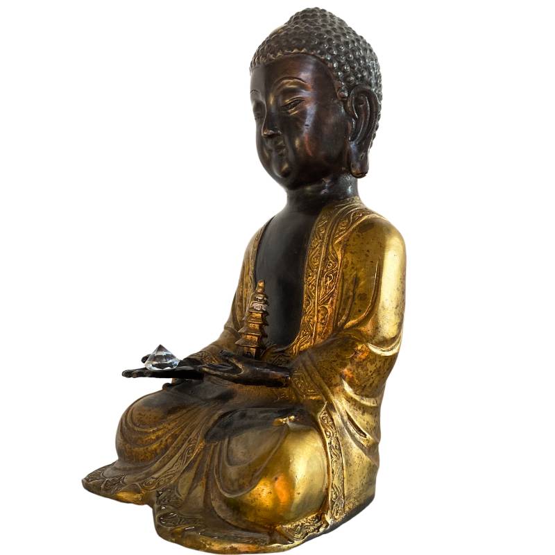 Himalaya bronzen Boeddha met vergulding en stupa detail in meditatie houding