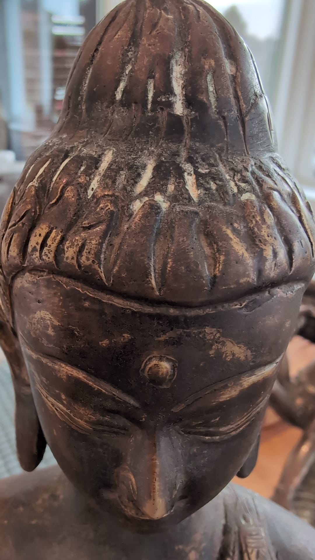 Detail van Himalaya bronzen Boeddha met oxidatie en gelaagde patina