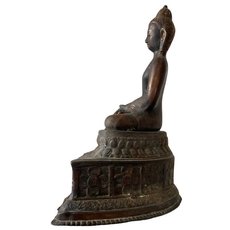 Himalaya bronzen Boeddha gezicht met verzachte details, oude patina en resten van vergulding in dhyana mudra