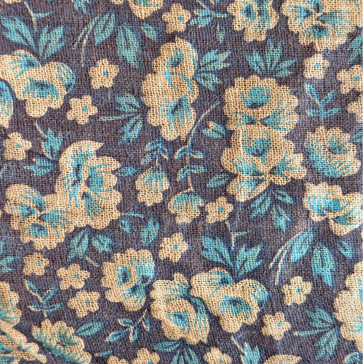 Achterzijde van de thangka in machinaal bedrukt katoen met bloemmotief