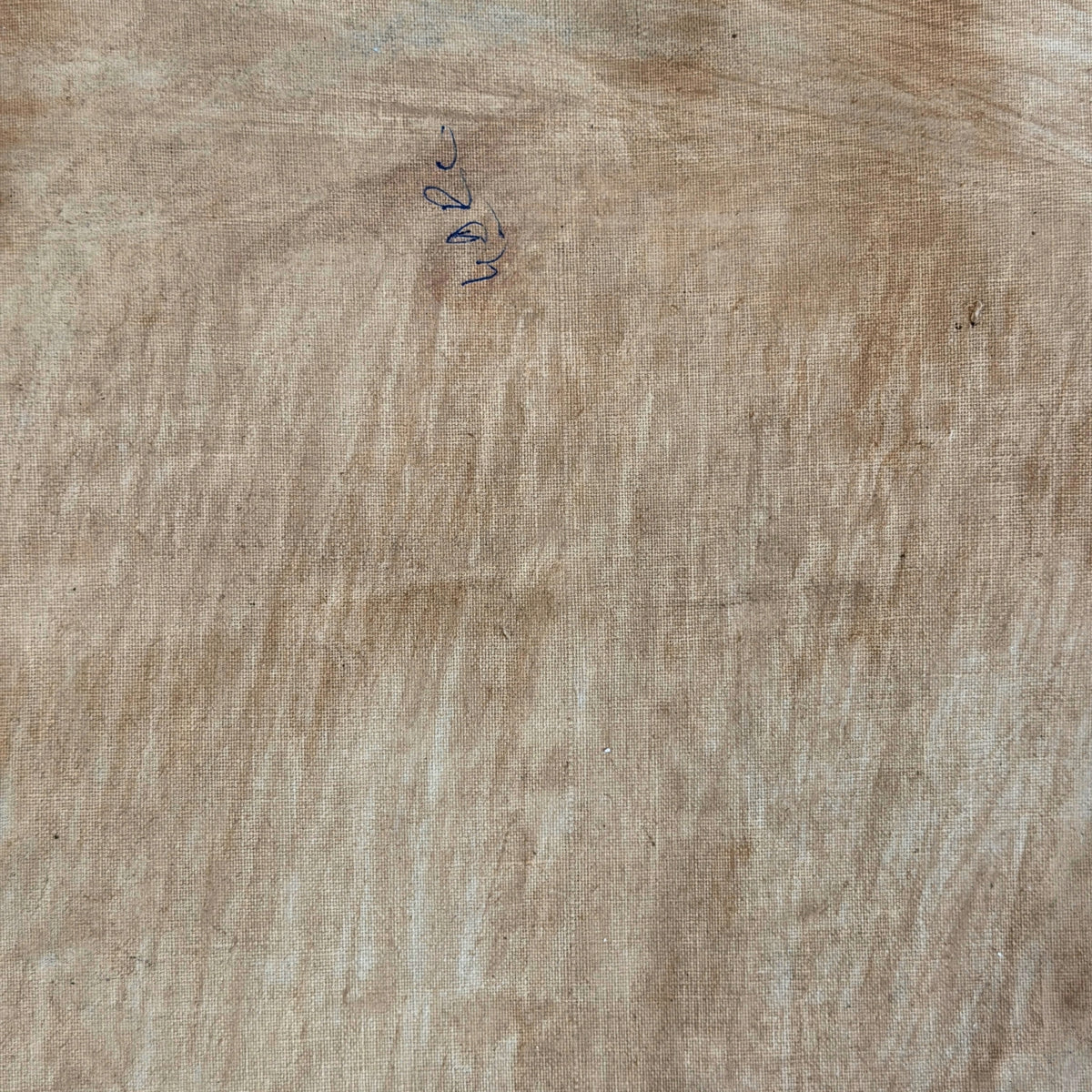 Achterzijde van het katoenen doek met vochtvlekken en een met balpen geschreven nummer, detail