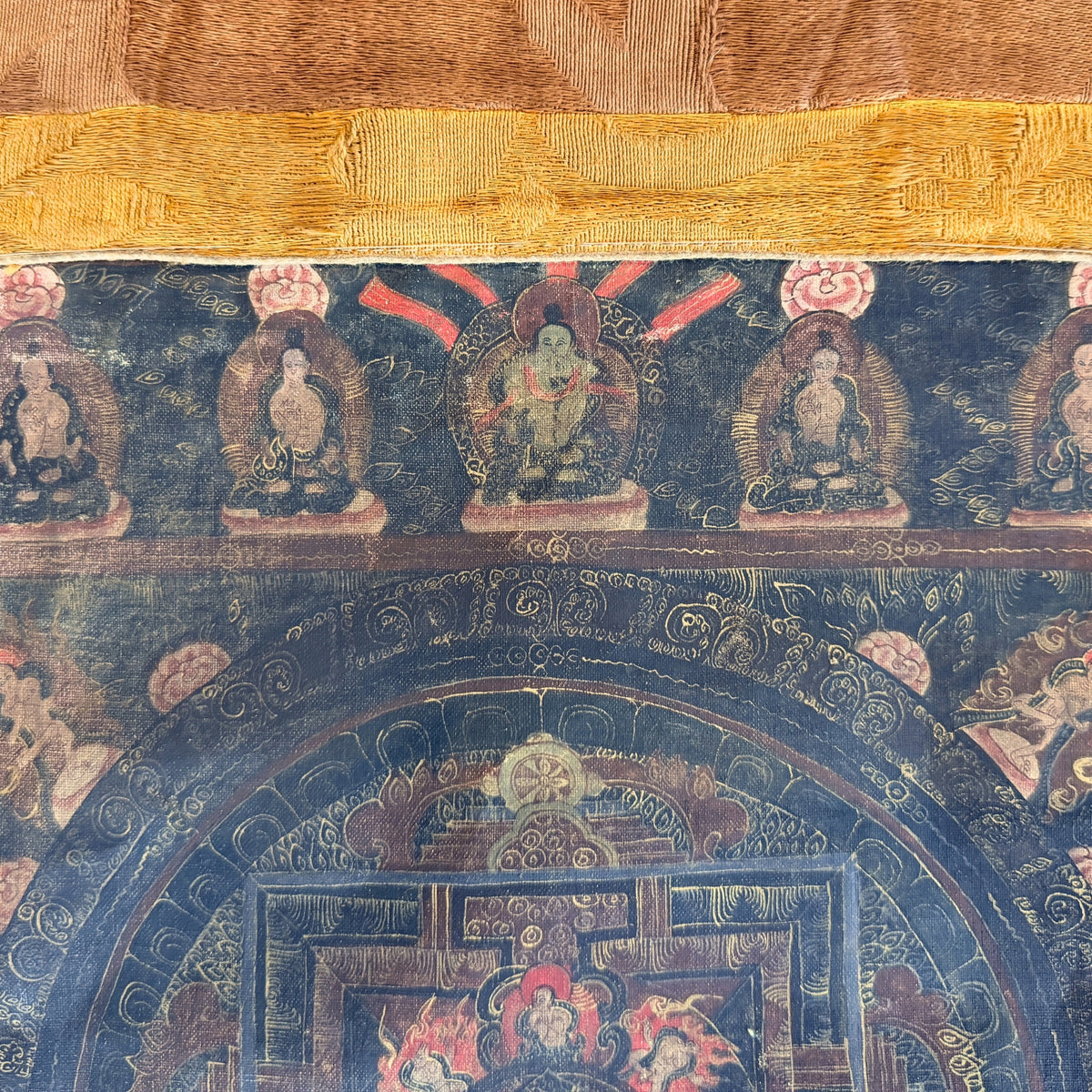 Bovenste rij zittende figuren op lotus, de middelste groenachtig met rode linten, detail
