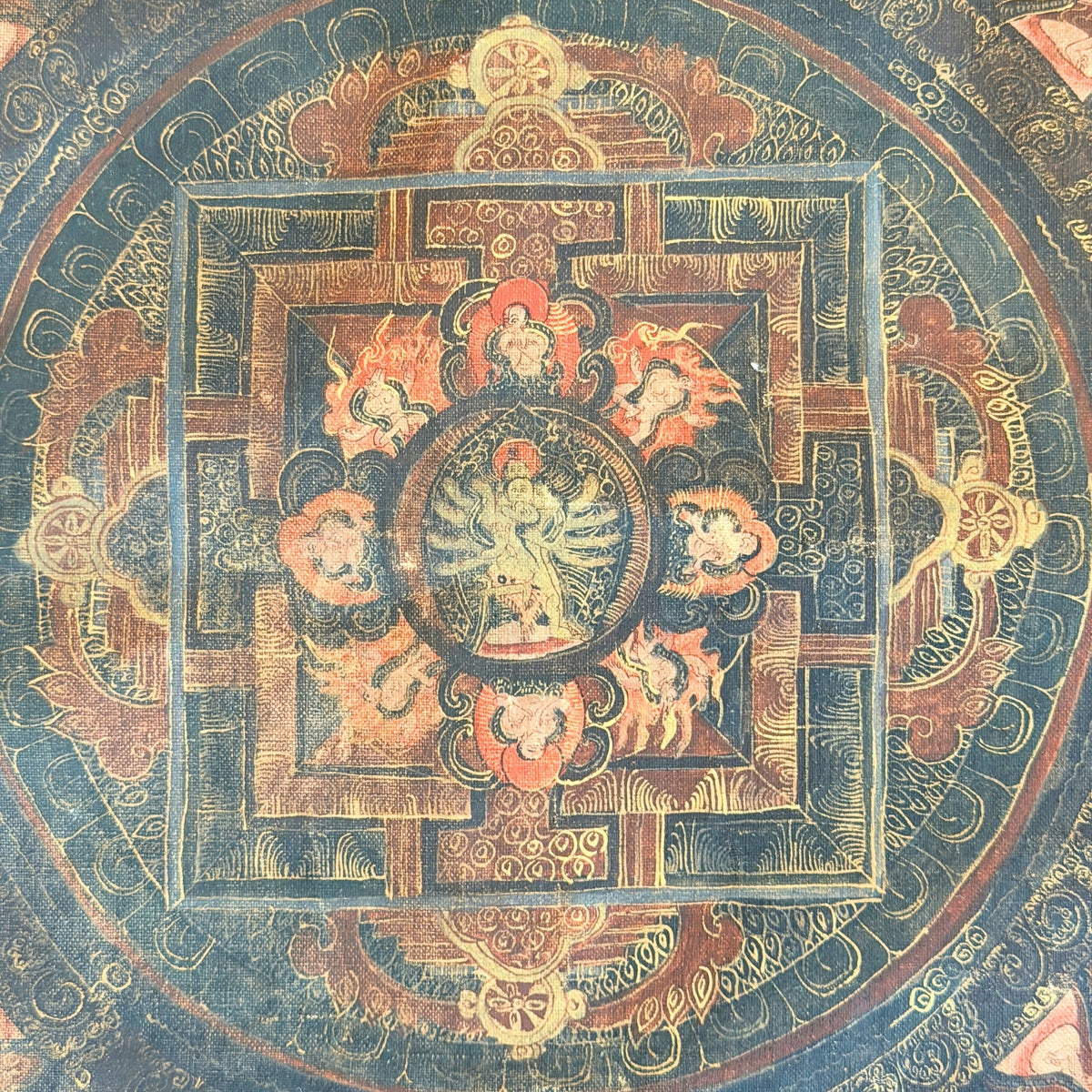 Paleis met vier poorten en dharmawielen, veelarmige centrale godheid met vier begeleiders in rode stralenkransen, detail
