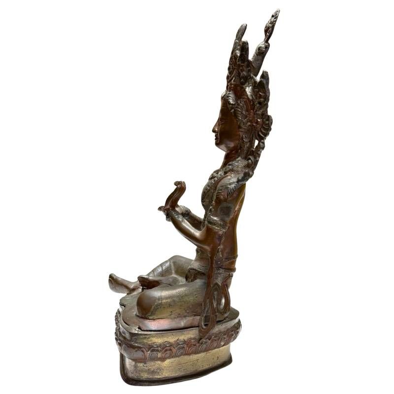 Zittende antieke Tara uit de Himalaya traditie met harmonische uitstraling