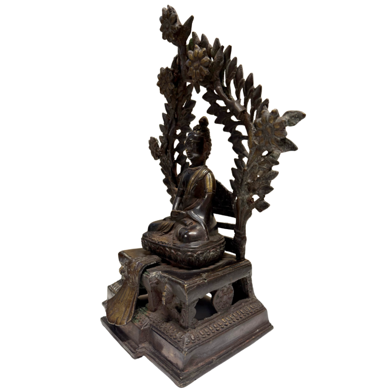 Antieke vuurvergulde boeddha uit de Himalaya als tempelsculptuur