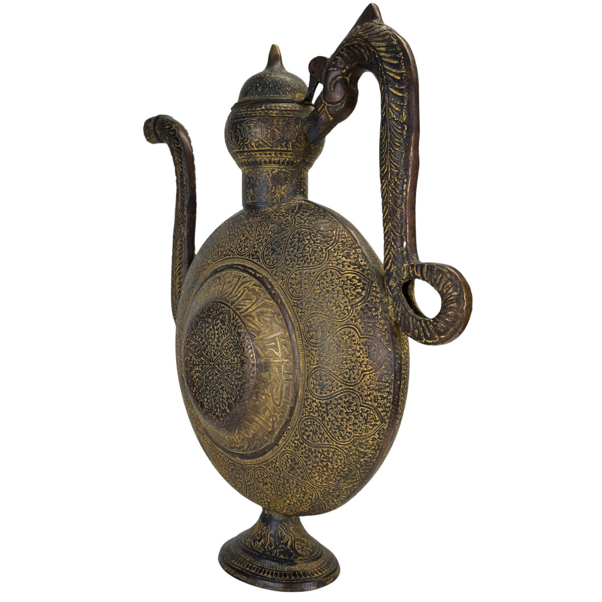 Detail van het natuurlijke patina en de historische gebruikssporen op het brons.