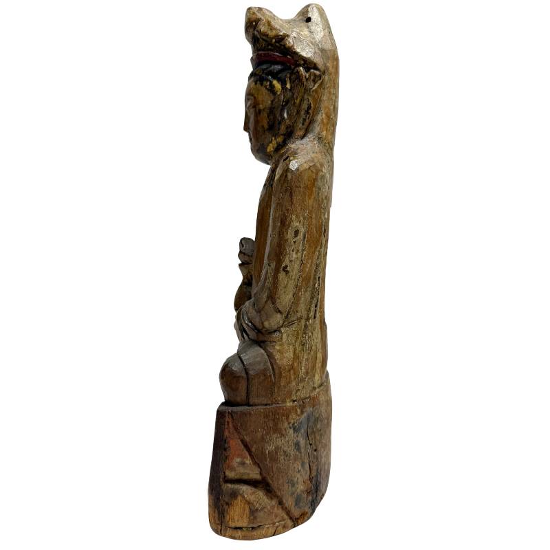 handgesneden houten guanyin beeld met zachte vormen en oude patina  