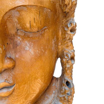 Houten Kwan Yin voor wellness spa en luxe ontspanningsruimte