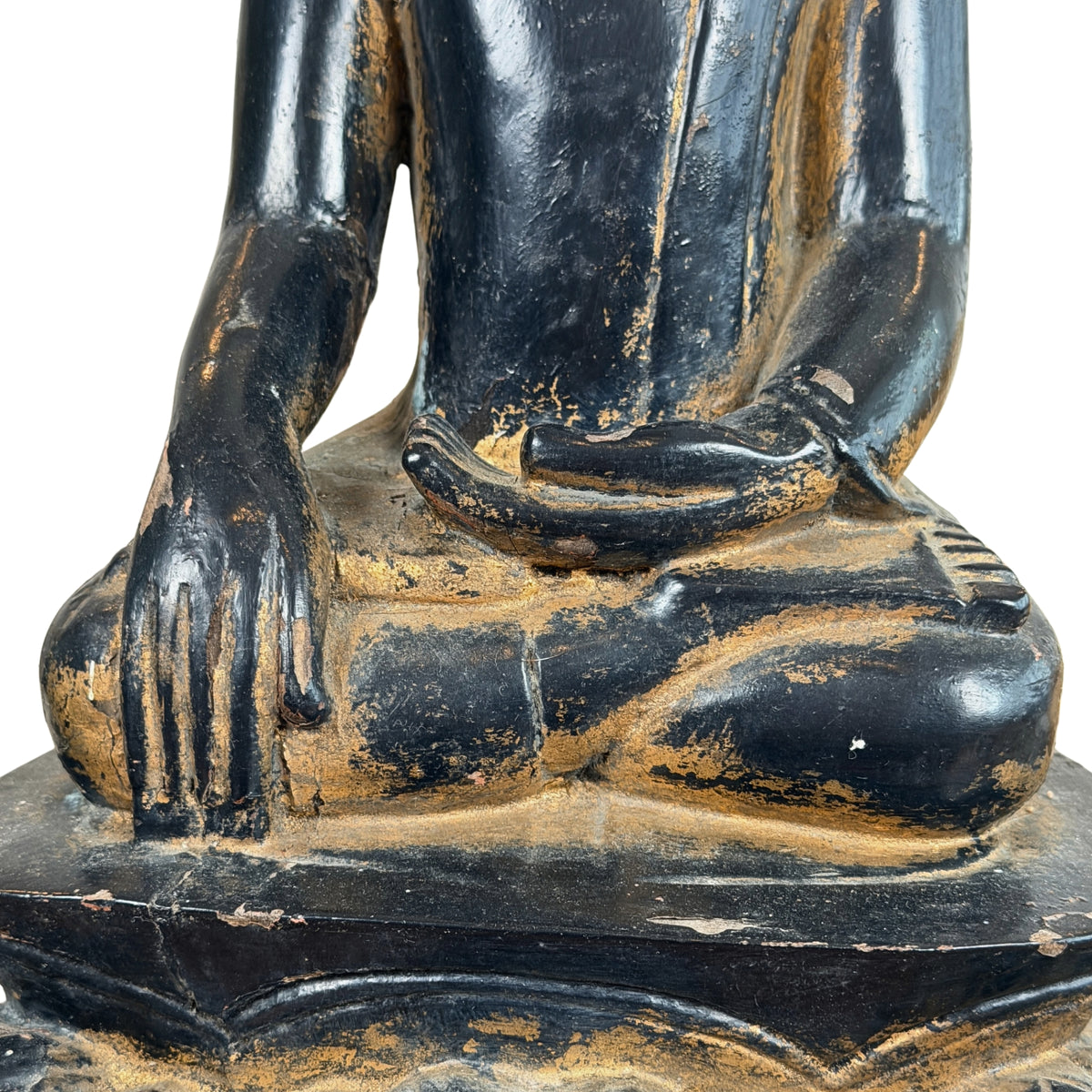 Rechterhand in bhumisparsha over de knie, detail