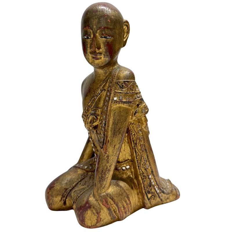 Birmees houten beeld met traditionele Thayo lakversiering en ingelegd spiegelglas.