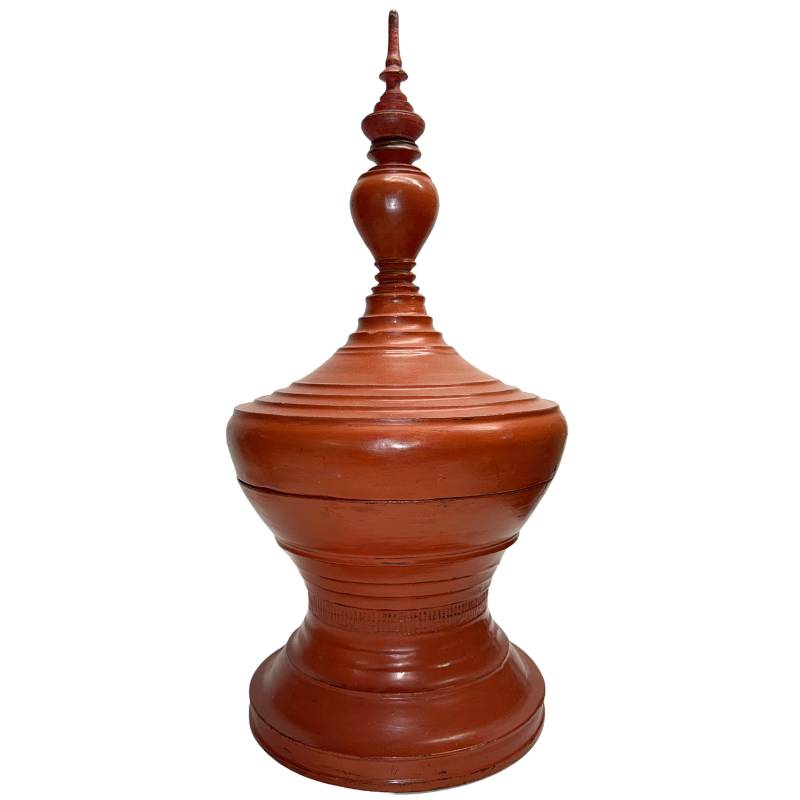 birmaanse lakwerk offerpot met spitse deksel en diepe kleur
