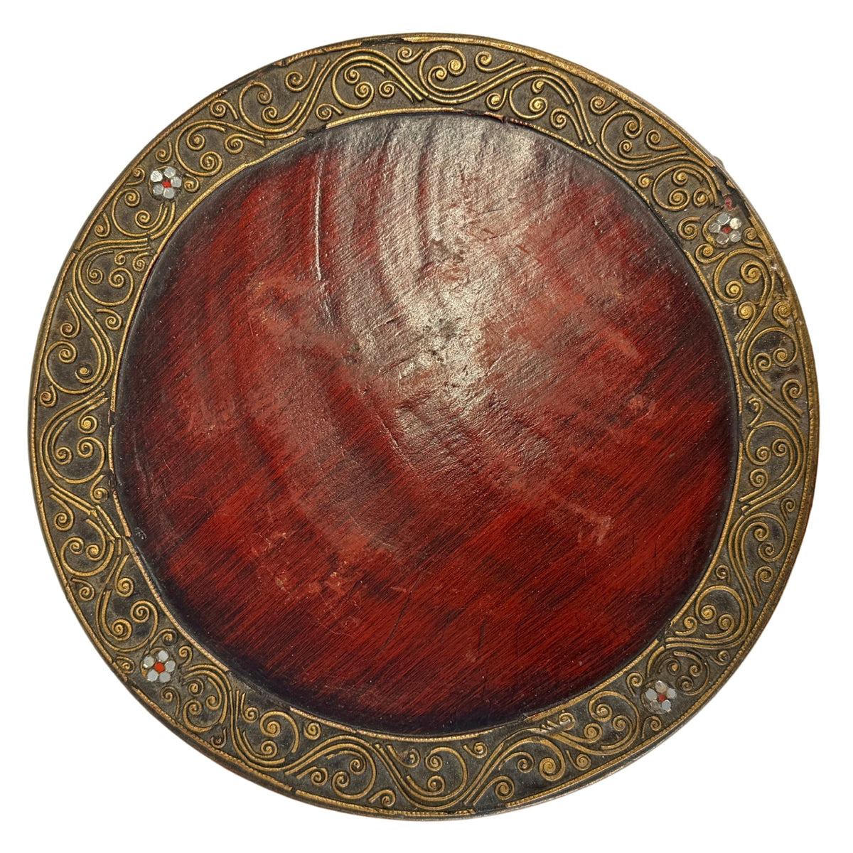 Bovenzijde van de ronde standaard met rood lakwerk en vergulde decoratieve rand