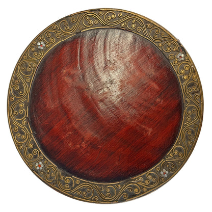 Bovenzijde van de ronde standaard met rood lakwerk en vergulde decoratieve rand