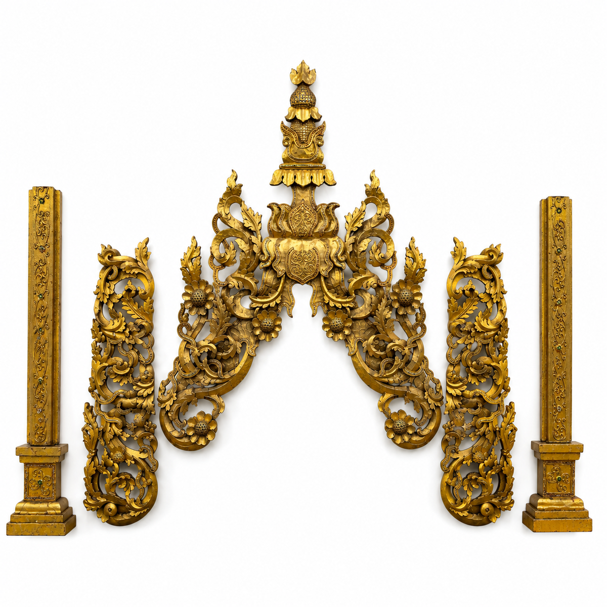 Monumentaal Birmaans tempelfronton ensemble in Mandalay-stijl – opname 1