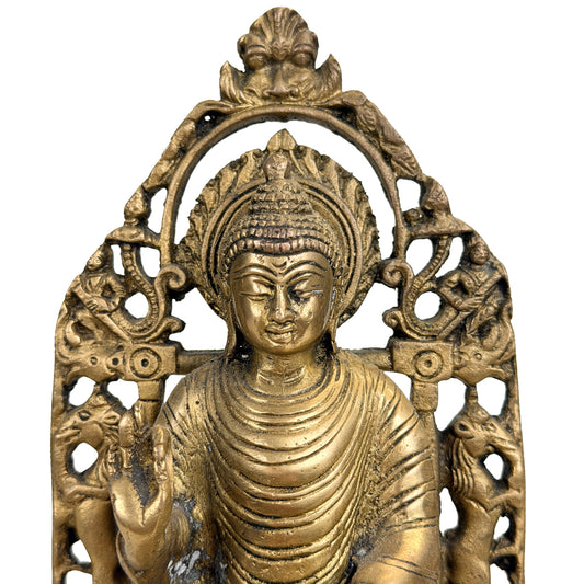 Detail van Indiaas Boeddhabeeld met kirtimukha, makara-motieven en sierlijke prabhavali