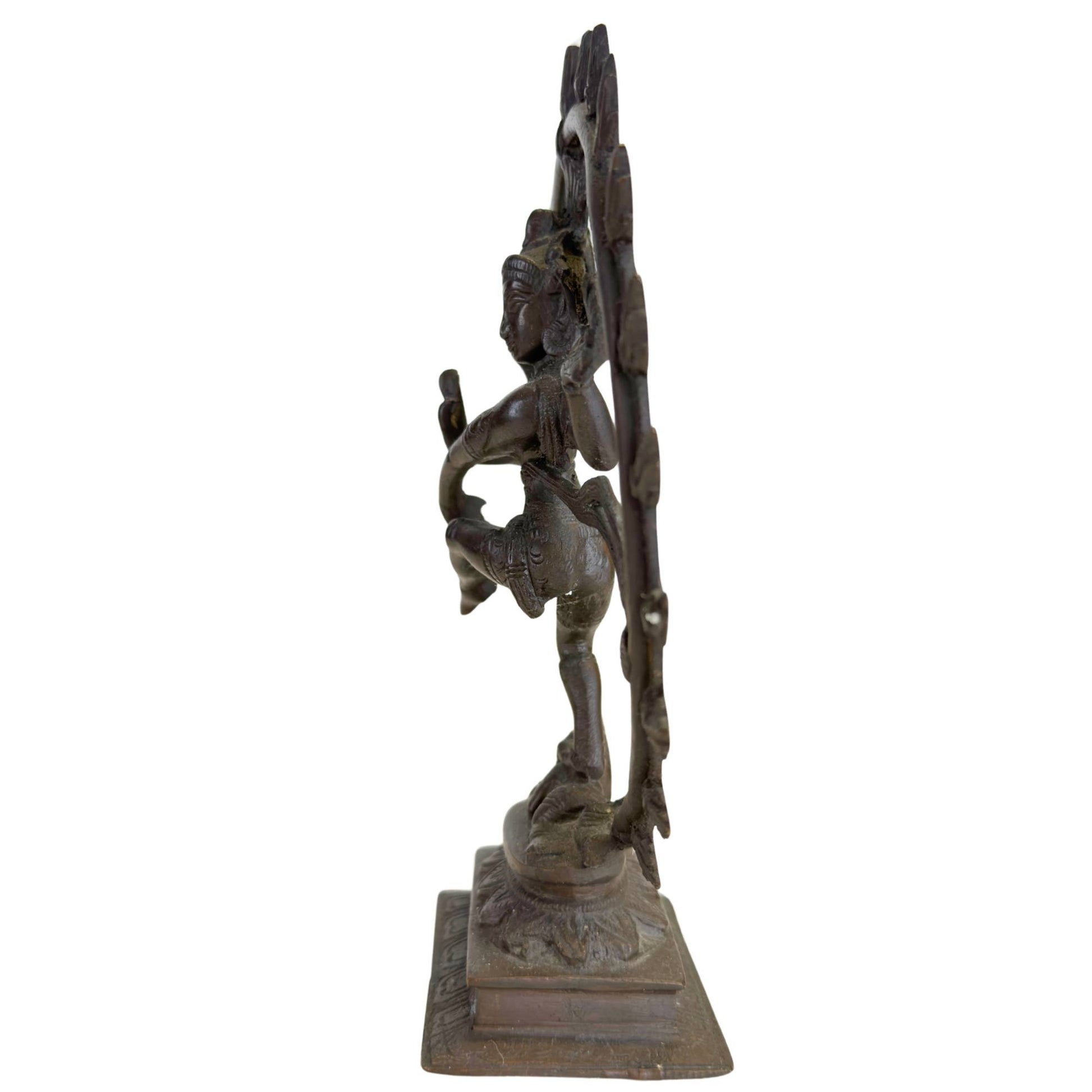 Indiaas bronzen tempelbeeld van Shiva Nataraja met spirituele symboliek en krachtige uitstraling