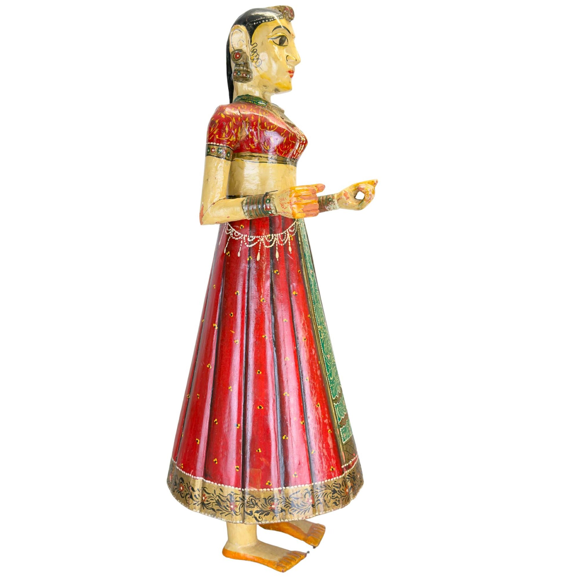 Indiaas houten vrouwenbeeld uit Rajasthan met grote amandelvormige ogen en kleurrijke polychrome beschildering