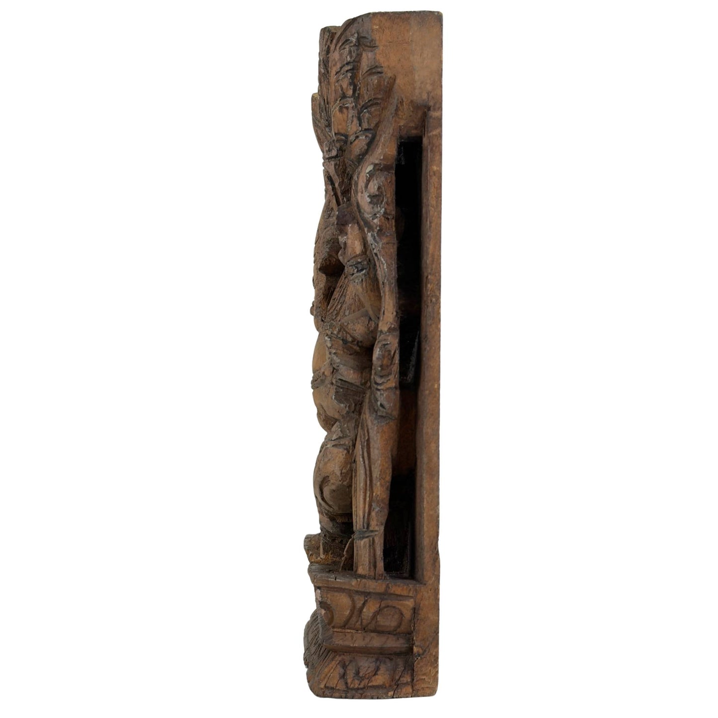 Indiaas tempelreliëf met Ganesha uitgevoerd in massief hout