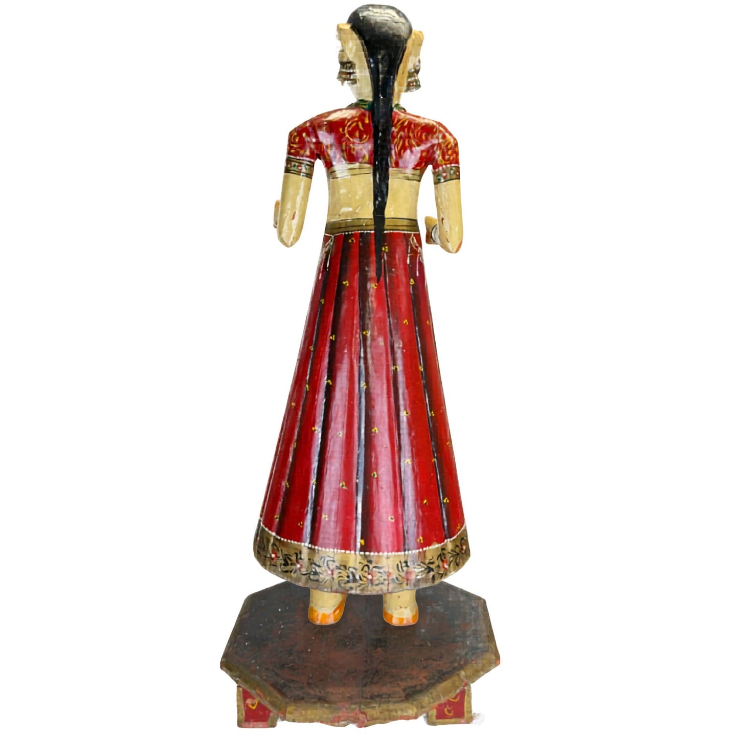 Indiase bruid als houten standbeeld met geschilderde sieraden, armbanden en traditionele bruidsuitstraling