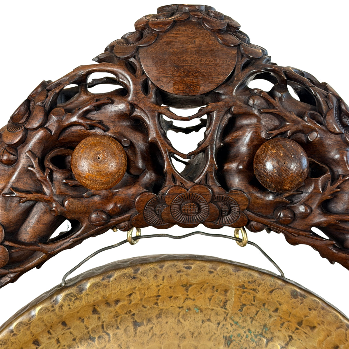 Ronde cartouche met twee gedraaide knoppen en opengewerkte bogen boven de gong