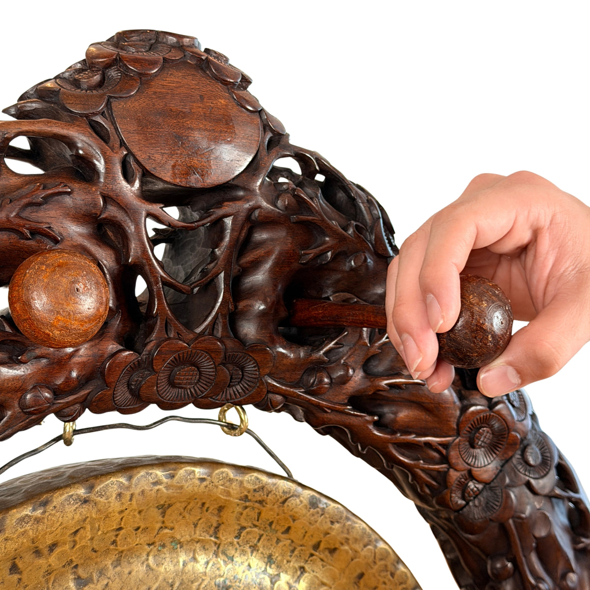 Bovenzijde van het frame met gedraaide houten knop en bloesemsnijwerk, detail