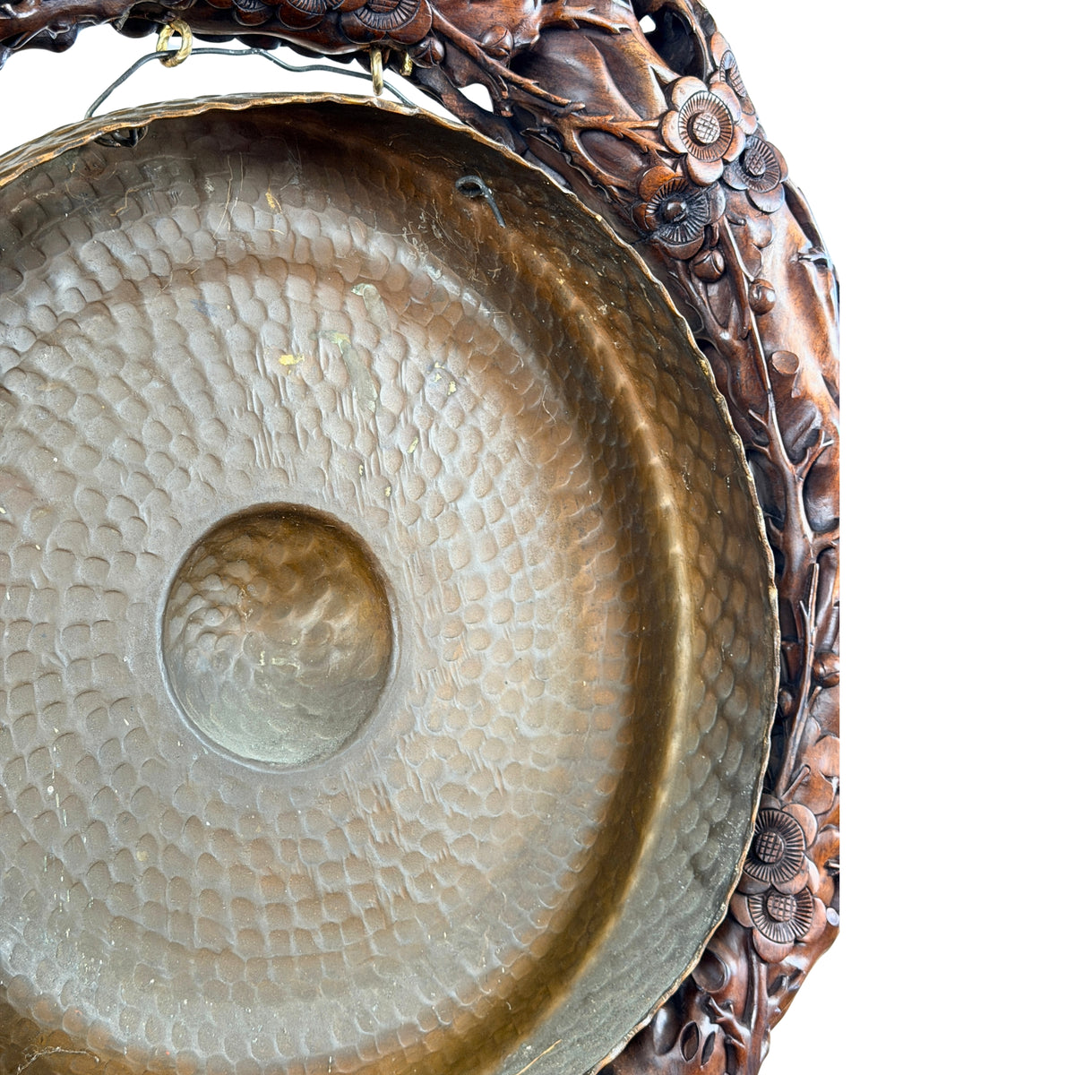 Gehamerde messing gong met patina en de rand van het frame, detail