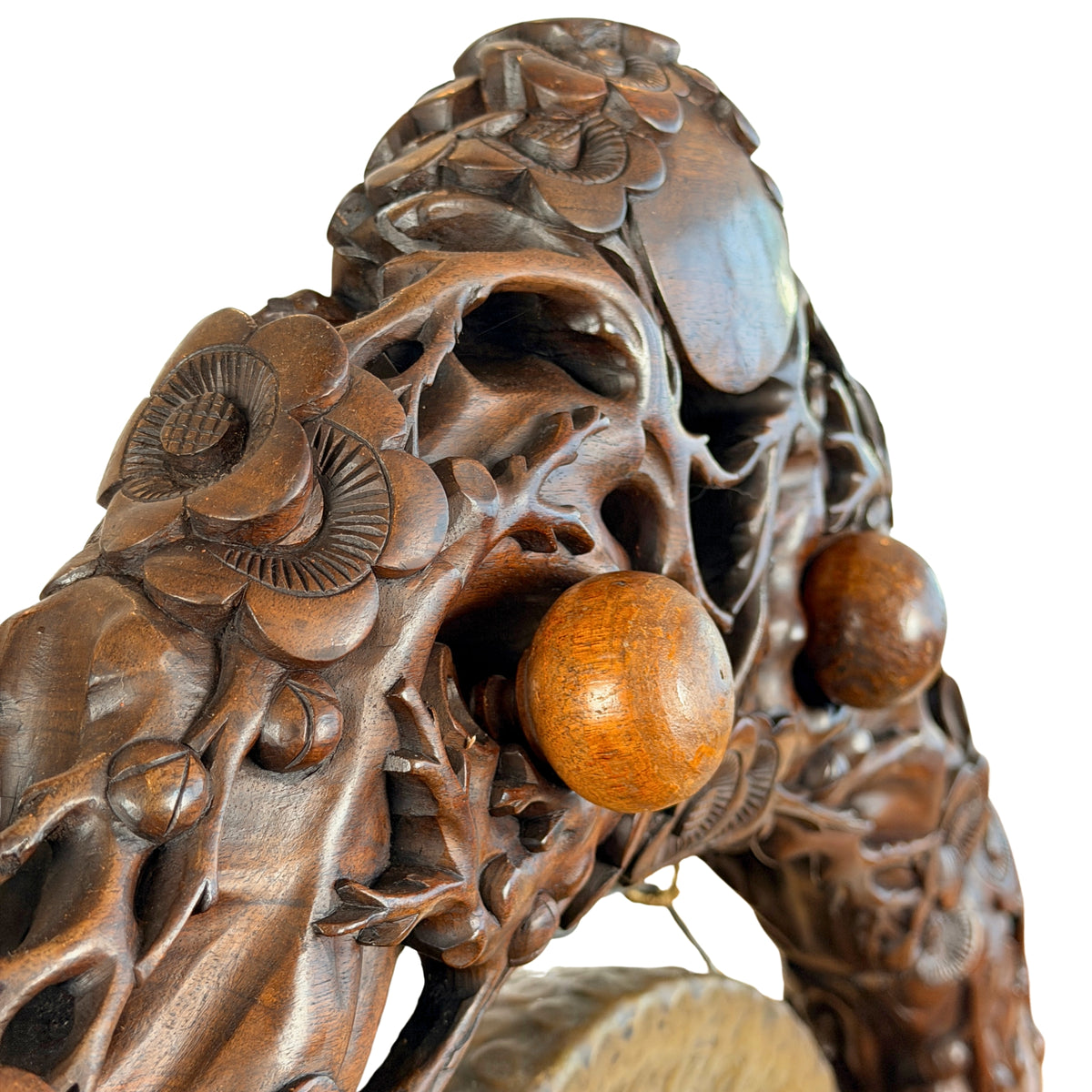 Opengewerkt snijwerk met gedraaide knop boven de gong, detail