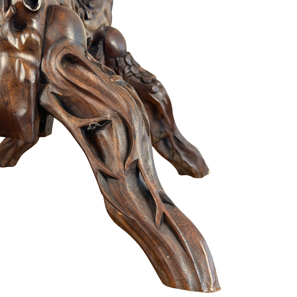 Gesneden wortelvormige poot met waspatina, detail