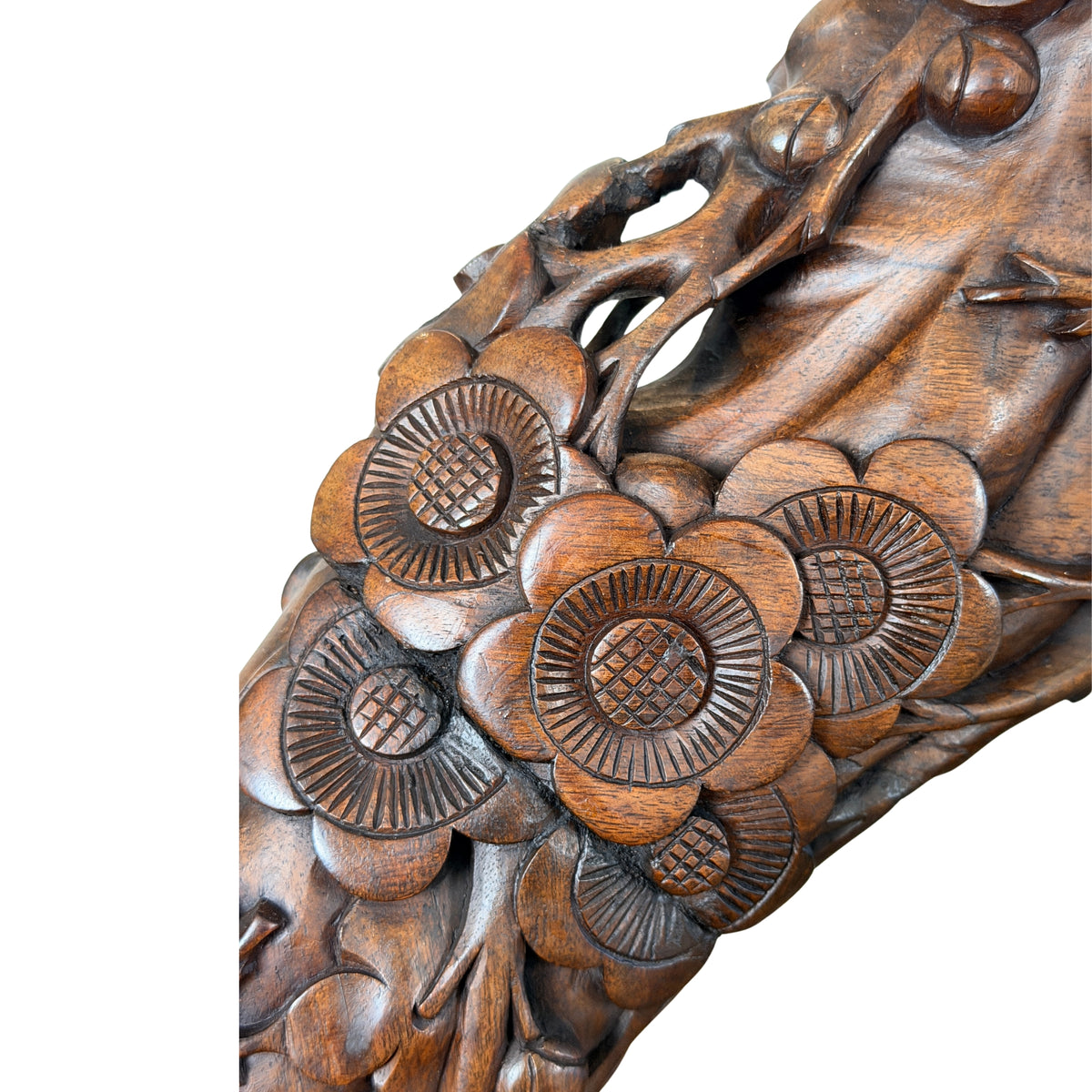 Diep gesneden prunusbloesem in donker hardhout met waspatina, detail