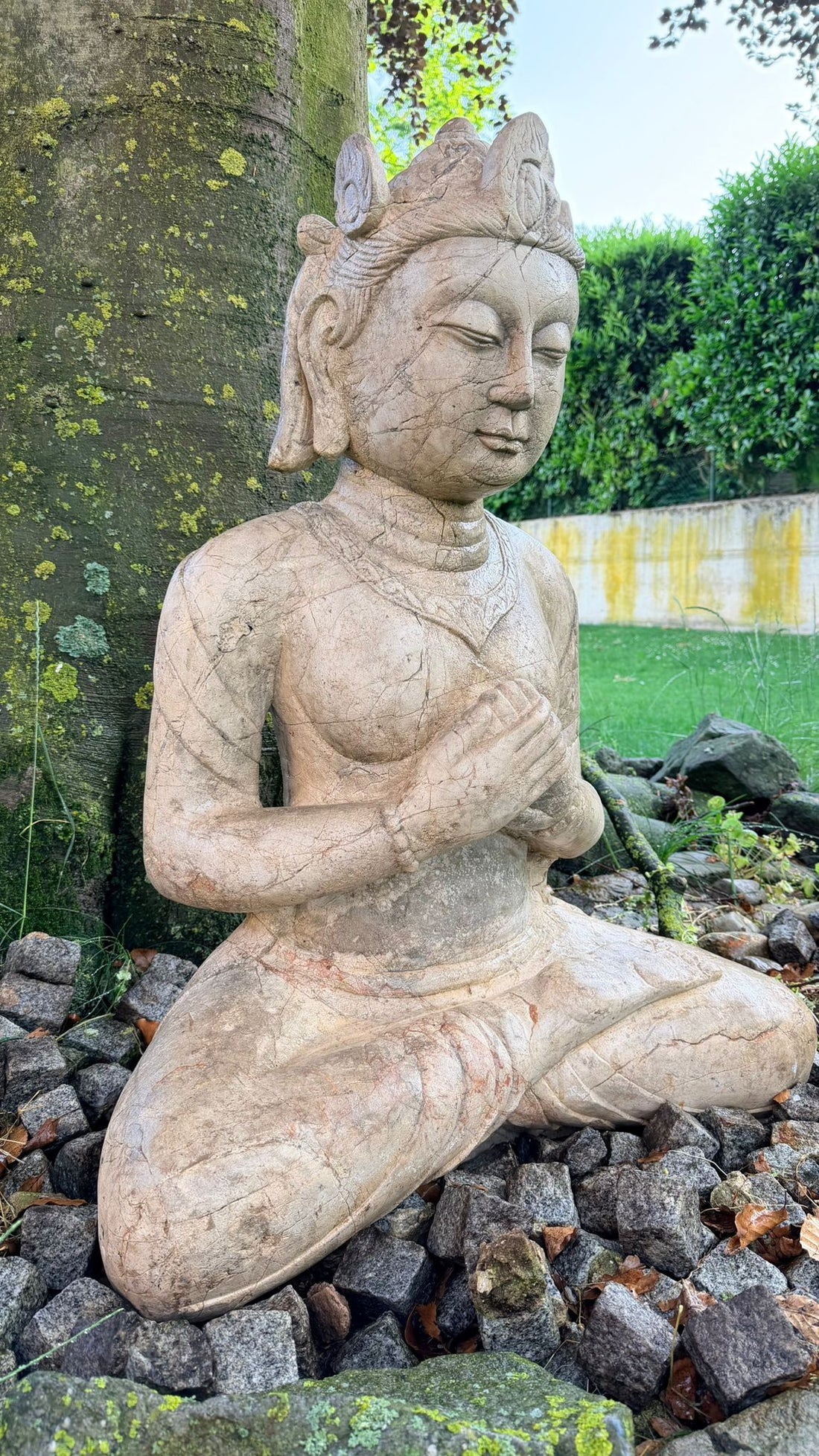 Indonesische Tempelkunst dargestellt in einer monumentalen Steinfigur
