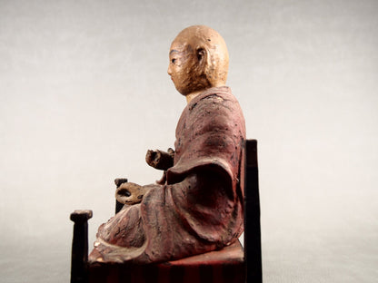 Boeddhistisch beeld geplaatst in Japanse schrijn
