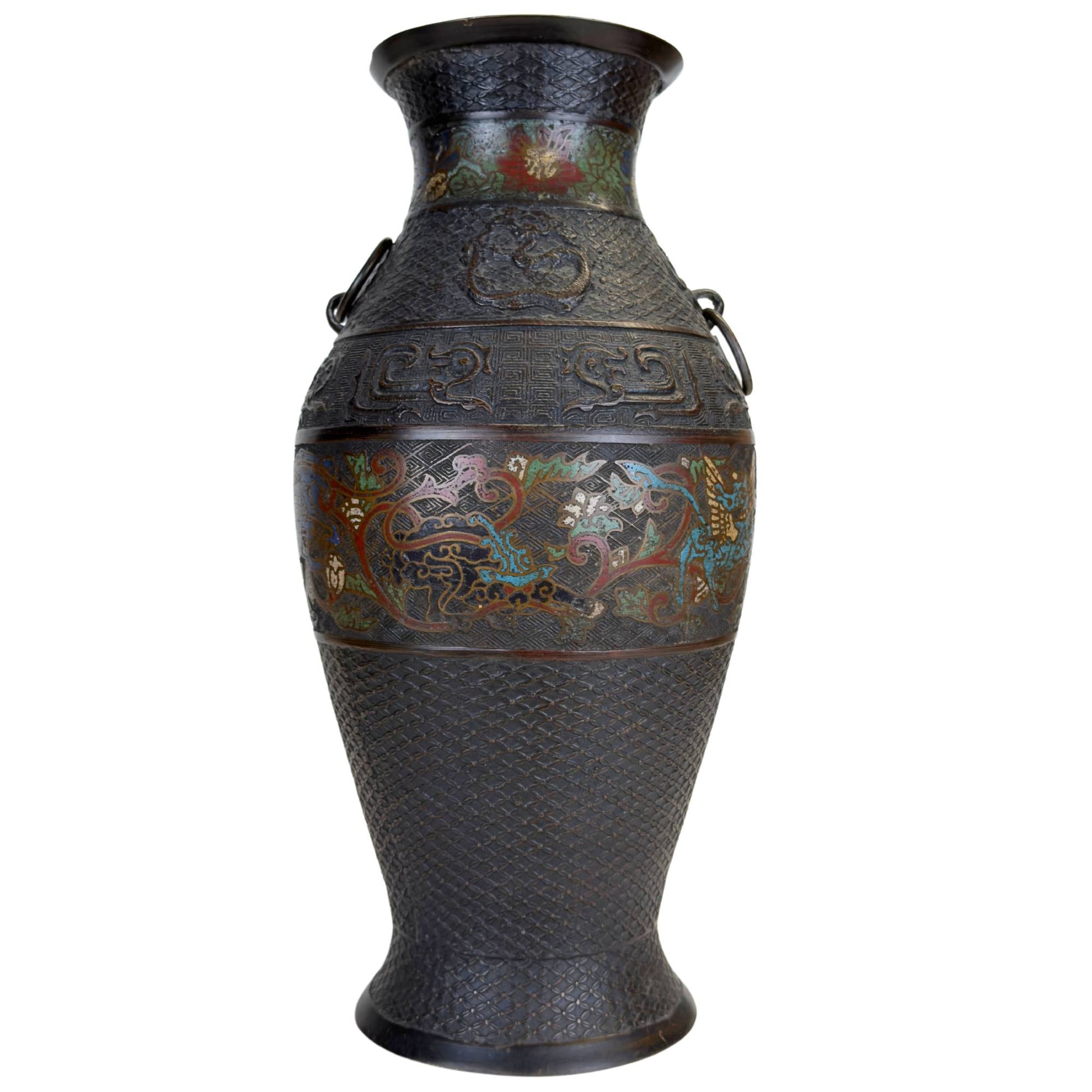 Grote Japanse bronzen champlevé vaas met kleurrijke fabeldieren, donker gepatineerd brons en decoratieve emailleband