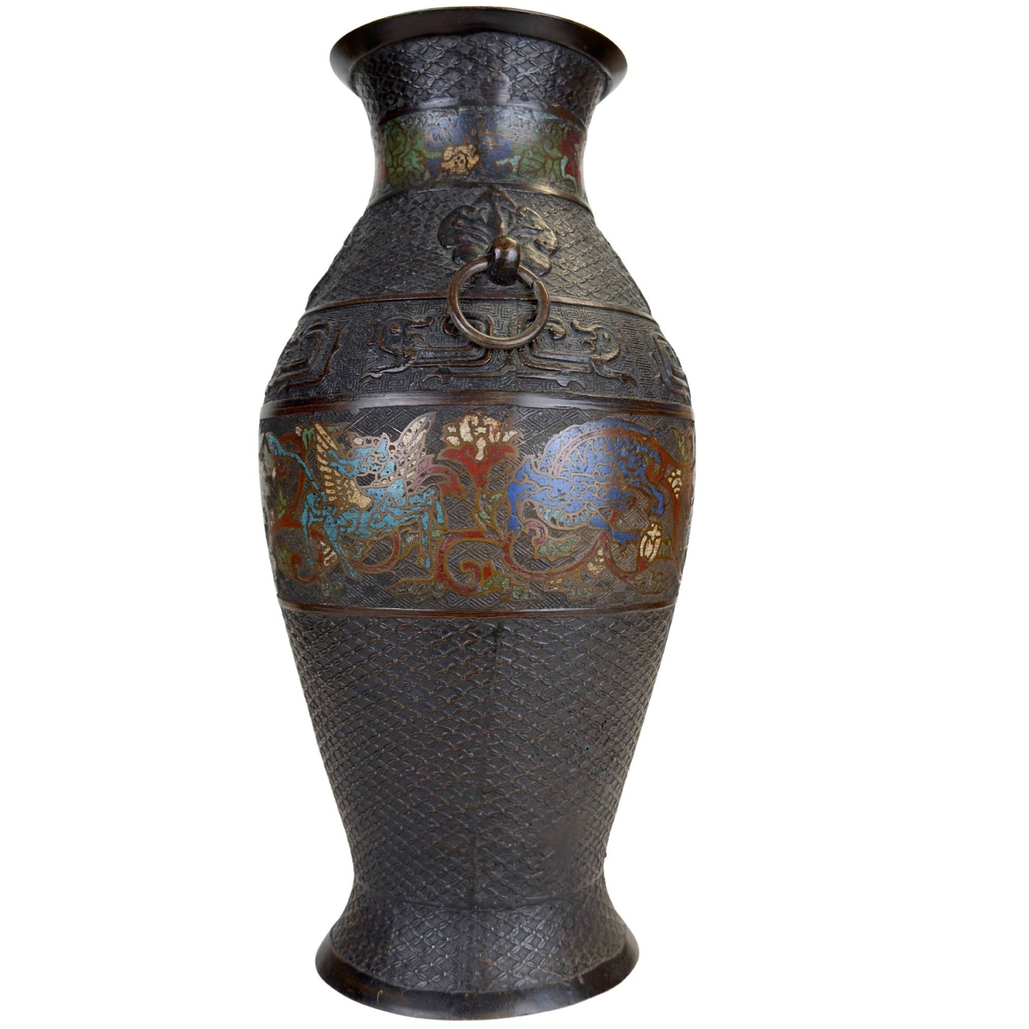 Japanse bronzen champlevé vaas met ringoor, archaïsche motieven en kleurrijke emailledecoratie rondom de buik