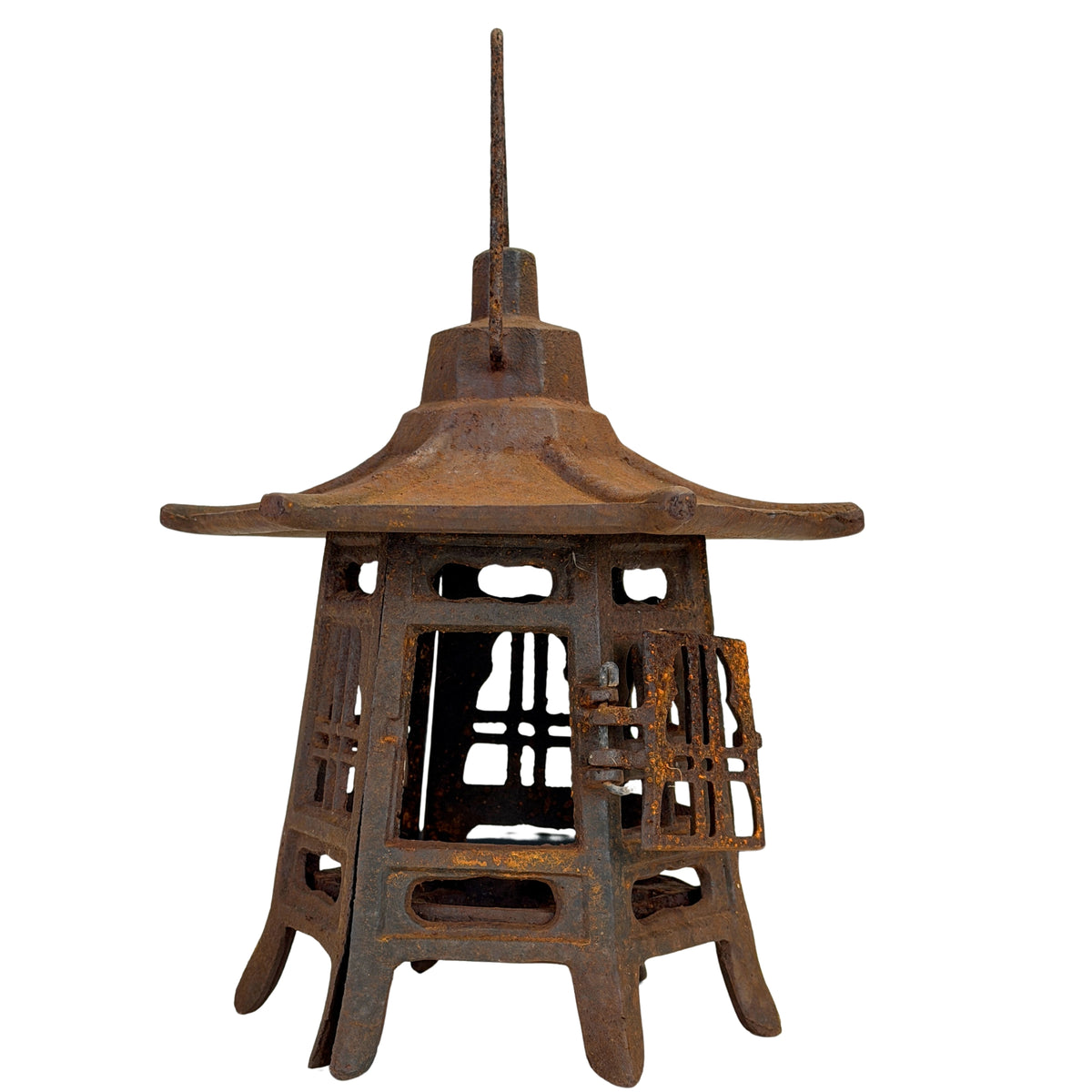 Achterzijde van Japanse gietijzeren tōrō tempellantaarn met verweerde patina