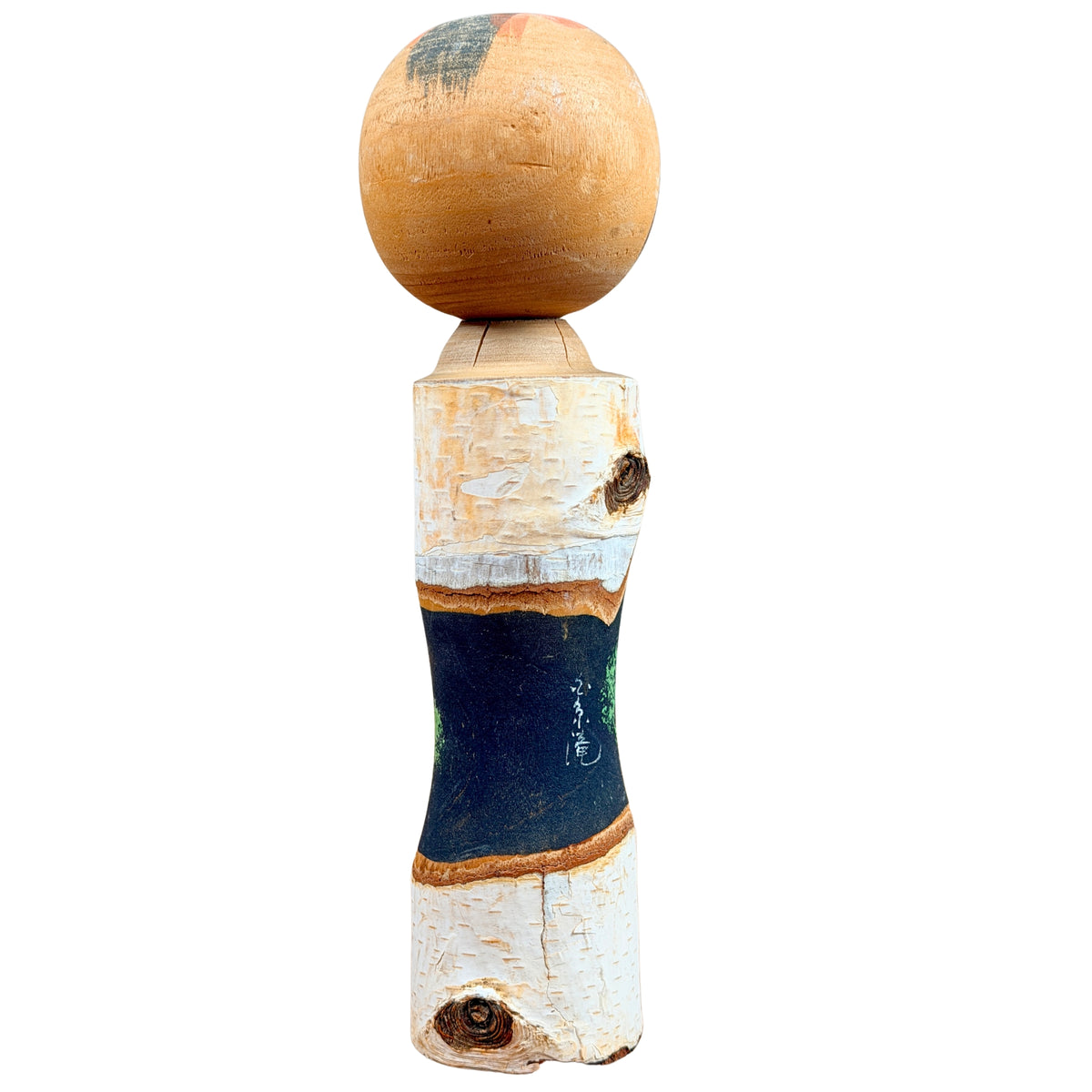 Japanse kokeshi met schors, achteraanzicht