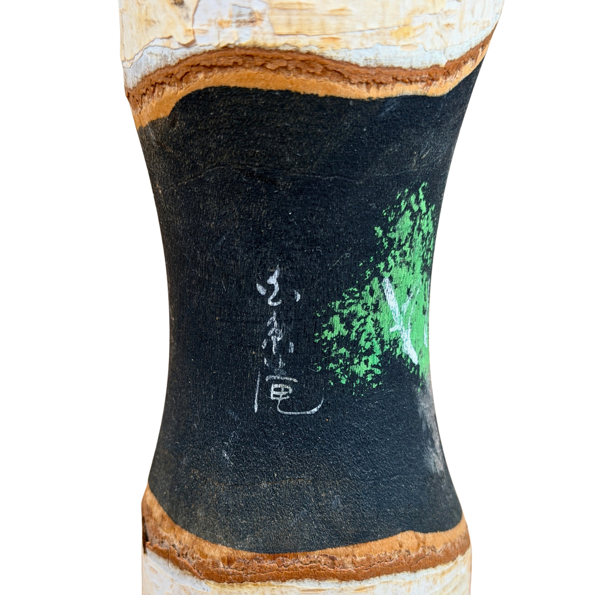 Japanse tekst op de achterzijde van de tweede kokeshi