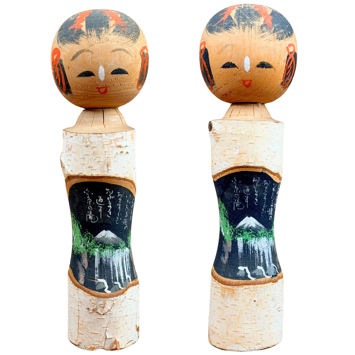 Paar Japanse kokeshi met natuurlijke schors en beschilderd landschap, vooraanzicht