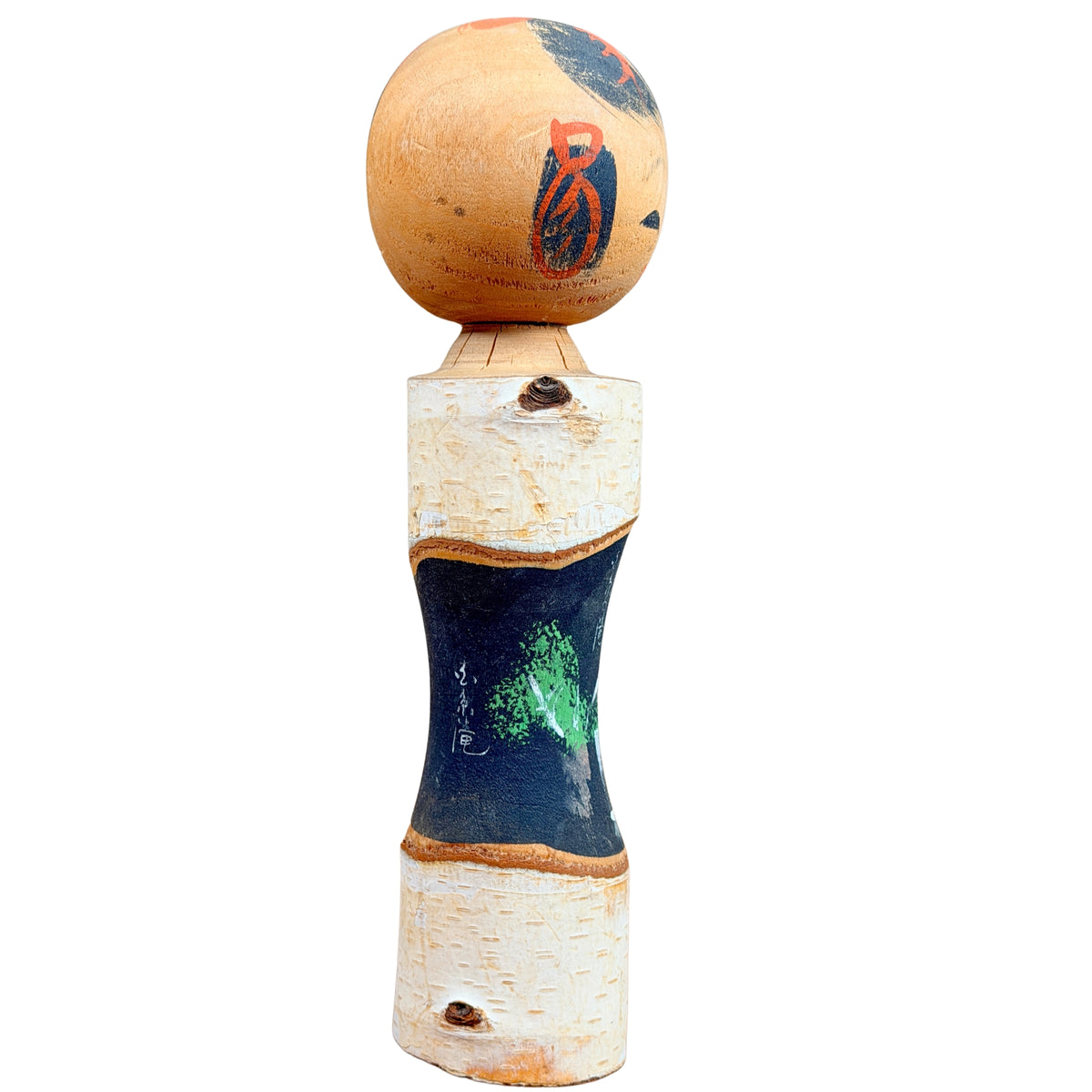 Kokeshi met schors, zijaanzicht van de andere kant