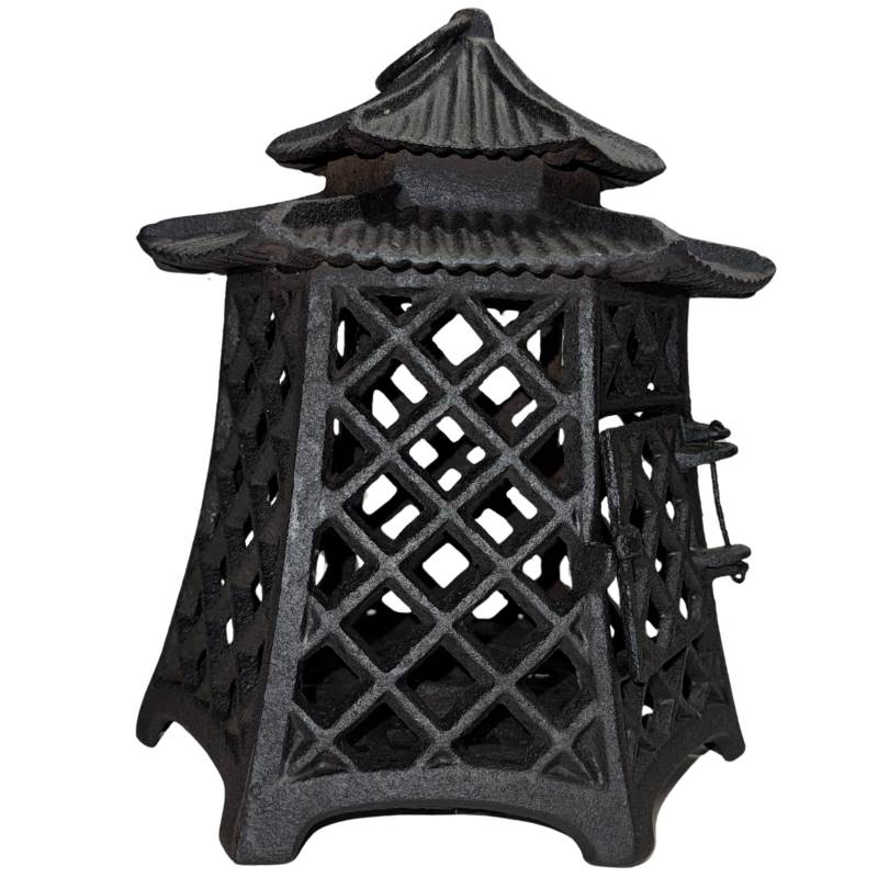 Sfeervolle Japanse pagode lantaarn met brandend kaarslicht voor in de tuin