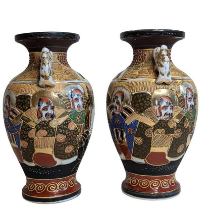 Japanse Satsuma-stijl vaas met handgeschilderde figuren en goudaccenten in moriage-techniek