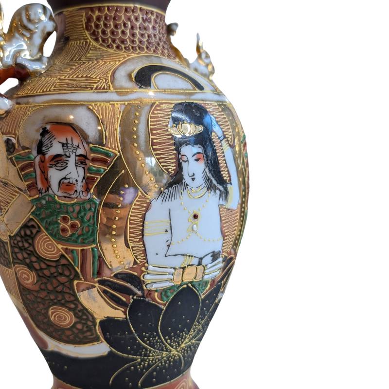 Japanse Satsuma-vaas met plastisch gevormde handvatten en figuratieve decoratie