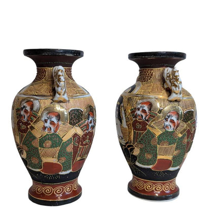 Japanse Satsuma-vaas met verhoogde moriage reliëfdecoratie en handbeschilderd glazuur