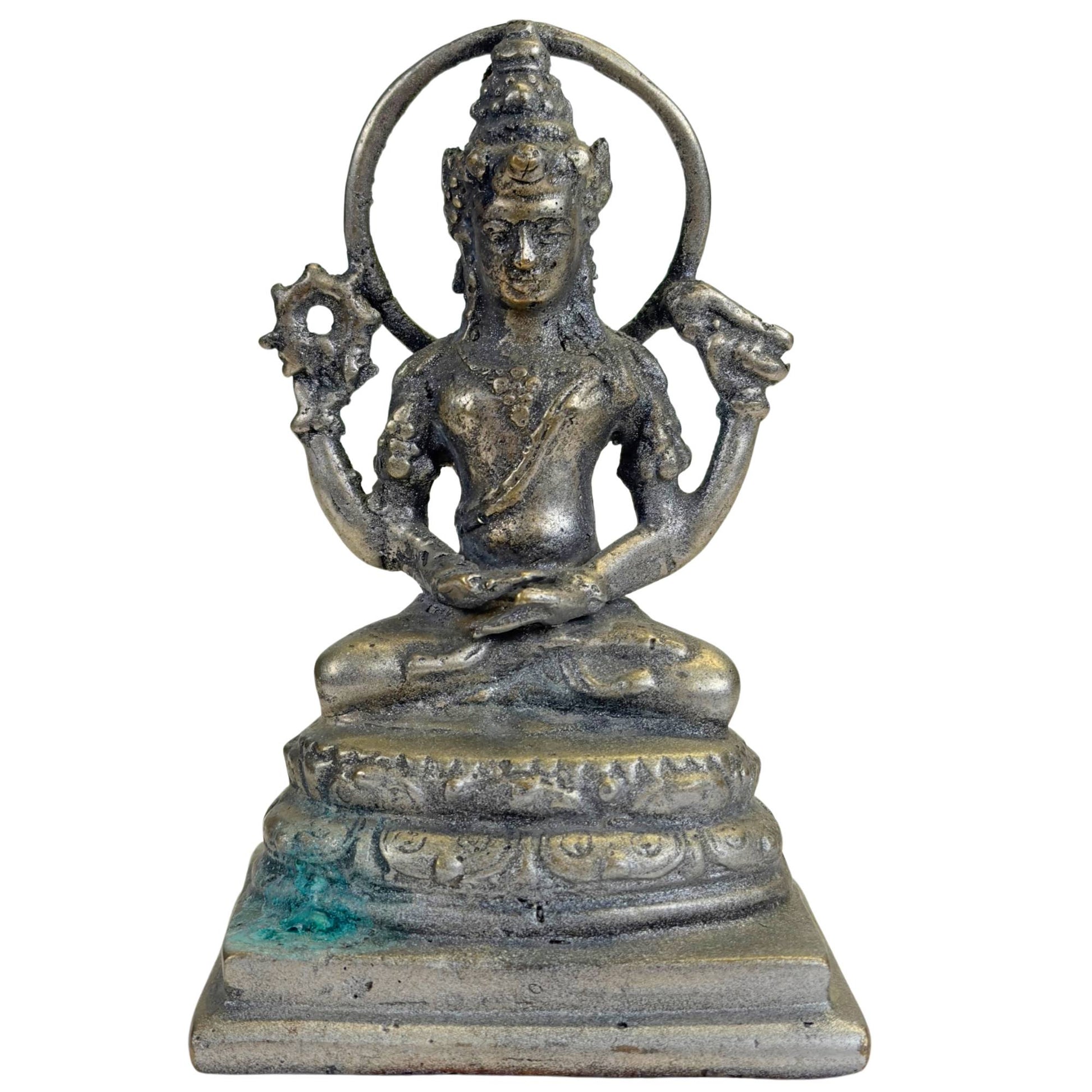 Oud Javaans bronzen Vishnu beeld uit Indonesië met vier armen, chakra, schelp en ronde aureool