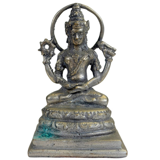 Oud Javaans bronzen Vishnu beeld uit Indonesië met vier armen, chakra, schelp en ronde aureool